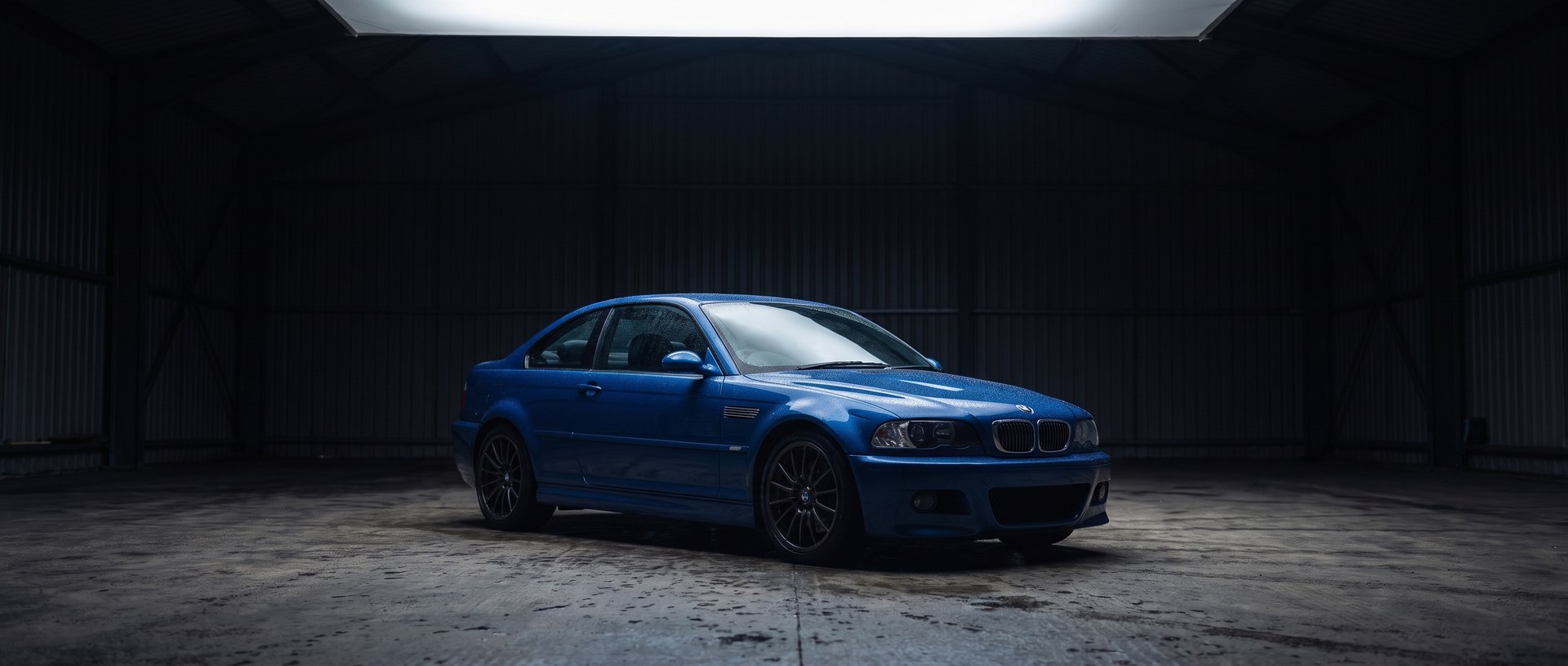 Закрите відео з синім BMW у темному ангарі